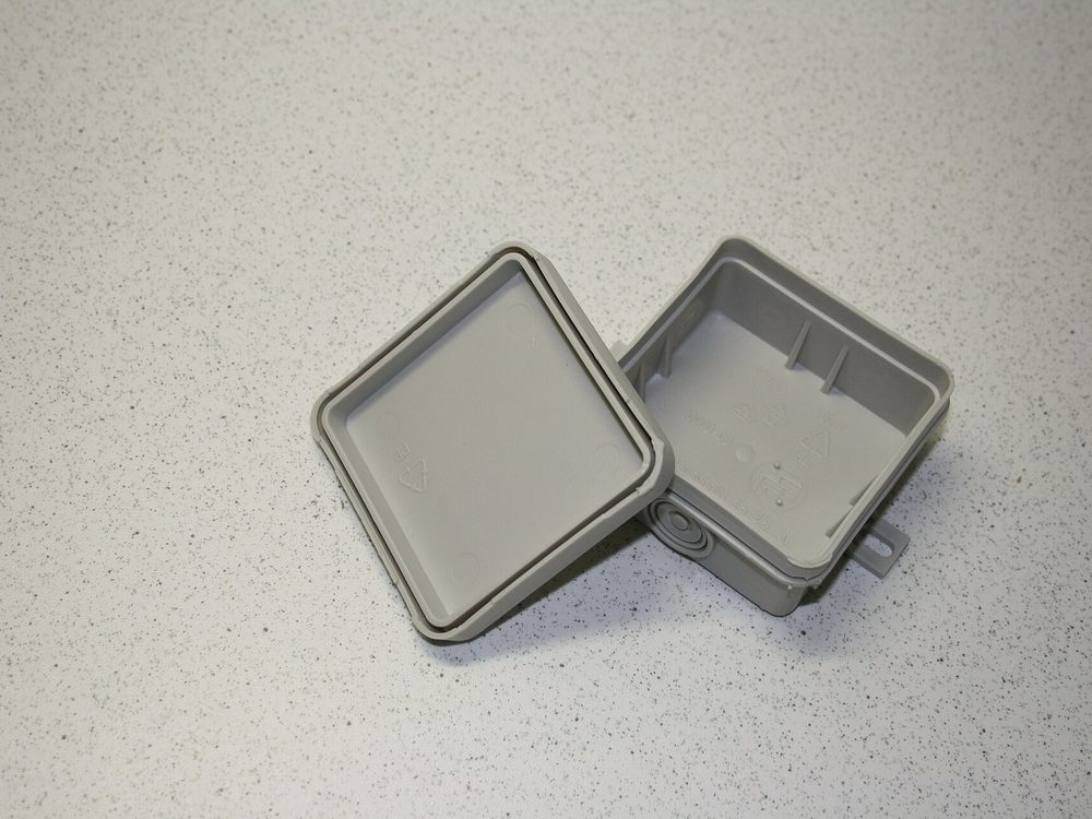 Weatherproof electrical junction box with lid